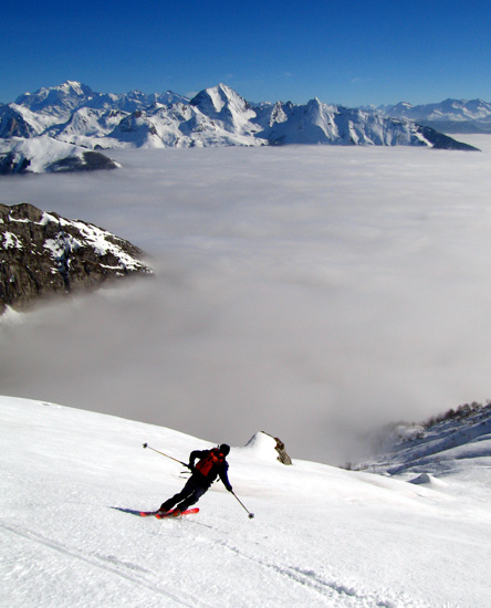 #4 Praz Dzeures : Pierre dans les pentes des Praz Dzeures.
Au fond le Mt Blanc et le Charvin. Praz Dzeures : Pierre dans les pentes des Praz Dzeures.
Au fond le Mt Blanc et le Charvin.