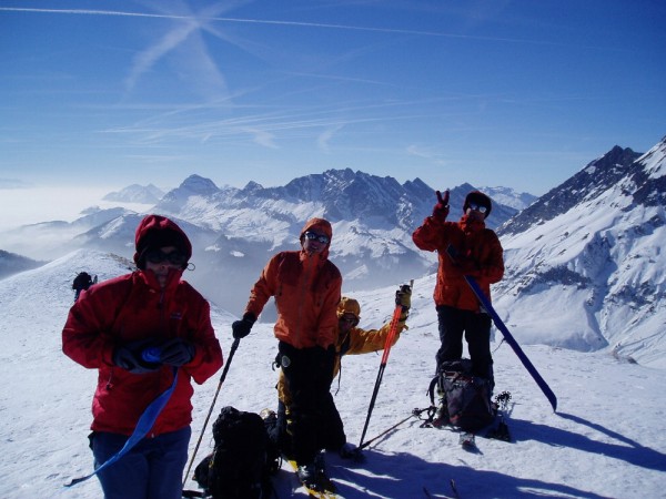 "Grrabataires" au so : Les membres du grrabe (aussi surnommés "grrabataires") font tout pour arriver au sommet et ce quelque soit les conditions; à gauche du V de Christian, le couloir Cauchefoin à Blonnière déja skié cette année.