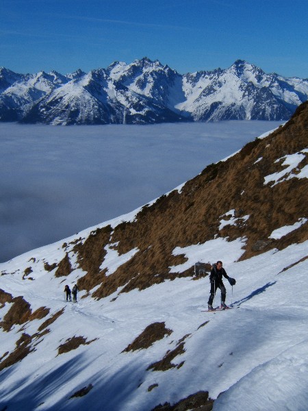 #3 L L'équipe en chemin. : Ascension tranquille au dessus de la mer de nuages, face à Belledonne.