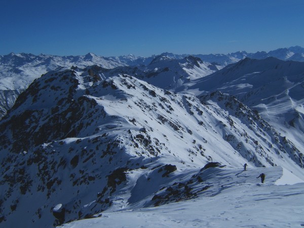 #4 L L'arête : Vue sur toute l'arête (la pointe de Valbuche est au milieu à droite).