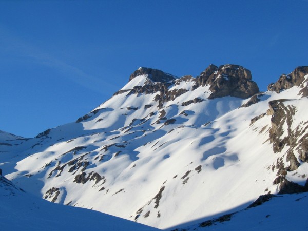 #4 Grand Ferrand : Lumière rasante sur le sommet, vu depuis la traversée du Vallon Charnier Grand Ferrand : Lumière rasante sur le sommet, vu depuis la traversée du Vallon Charnier