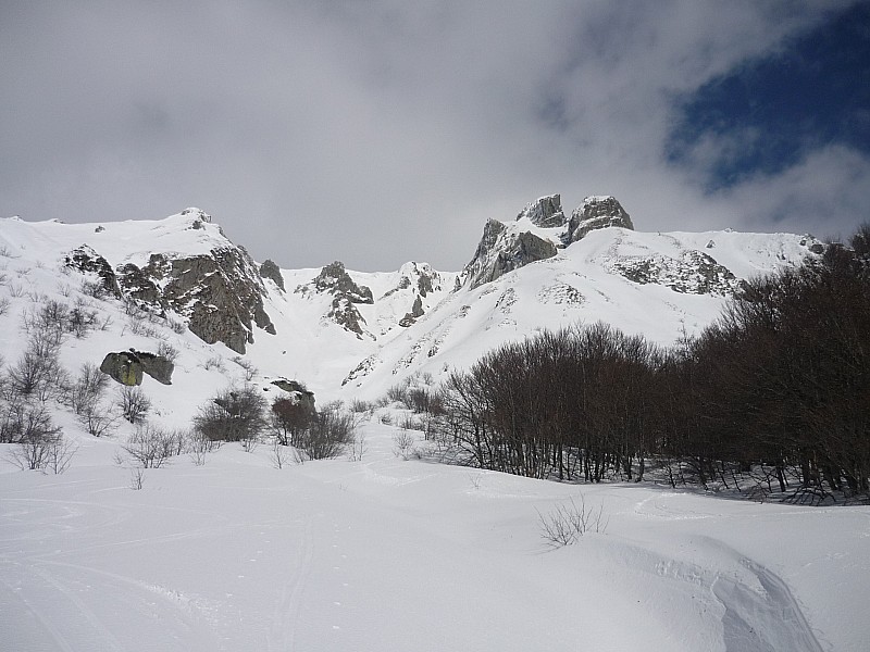 Itinéraire couloir tranquille : Depuis pas de l'âne... se laisser descendre direct sur fontaine salée (beau couloir plus étroit mais moins long que Sancy)