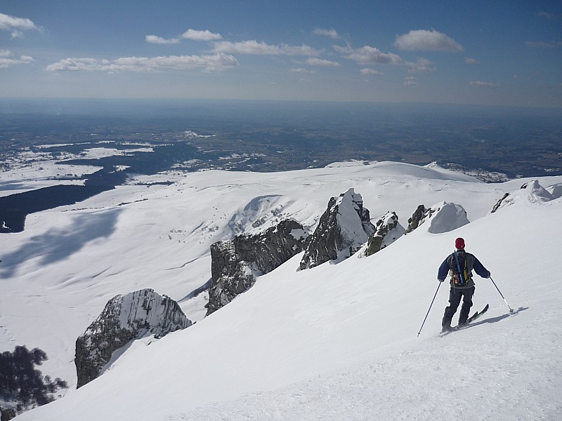 Sancy Sud : Départ de ce magnifique couloir, belle ambiance avec les aiguilles du diable en main droite...