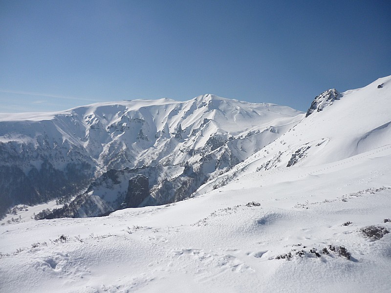#4 Sur les crêtes... : Vue splendide sur Chaudefour et le Ferrand maître des lieux Sur les crêtes... : Vue splendide sur Chaudefour et le Ferrand maître des lieux