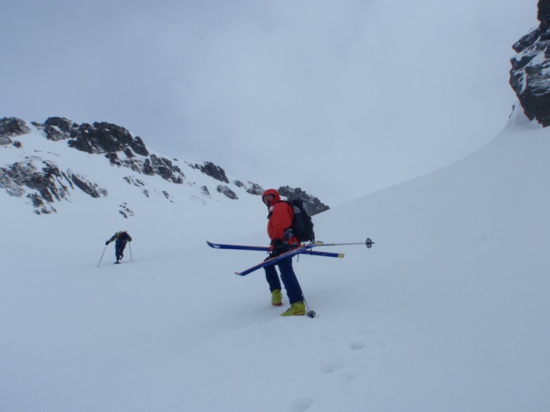 #3 dernier ressaut : Un petit passage ou nous avons prefere enlever les skis plutot que de mettre les couteaux , Michel va rechausser dans 20 m dernier ressaut : Un petit passage ou nous avons prefere enlever les skis plutot que de mettre les couteaux , Michel va rechausser dans 20 m