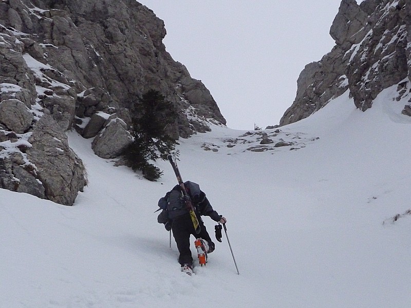 #6 Couloir central : La dernière partie du couloir. Le passage raide du couloir est assez étroit (une largeur de ski). Couloir central : La dernière partie du couloir. Le passage raide du couloir est assez étroit (une largeur de ski).