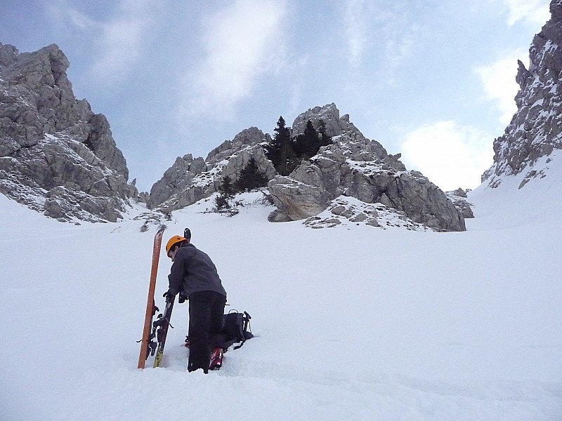 #1 Couloir Pététoz : On déchausse les skis pour mettre les crampons Couloir Pététoz : On déchausse les skis pour mettre les crampons