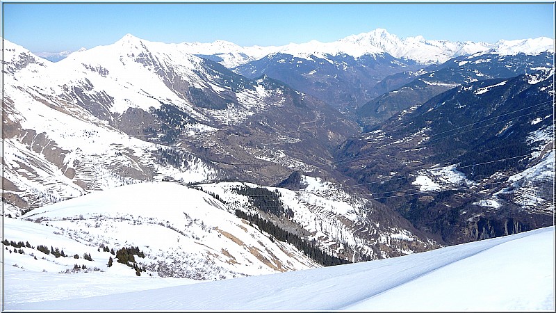 #3 Du sommet : Vue vers le Nord avec le Mont Blanc au loin et Moutiers en contre-bas. Du sommet : Vue vers le Nord avec le Mont Blanc au loin et Moutiers en contre-bas.