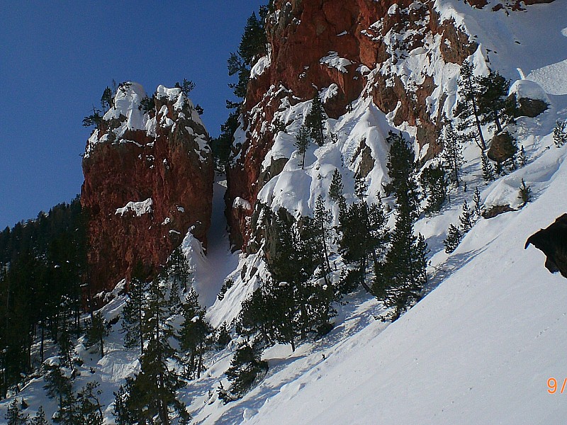 #3 petite Peyrolle : Le passage inévitable à la base du rocher rouge. petite Peyrolle : Le passage inévitable à la base du rocher rouge.