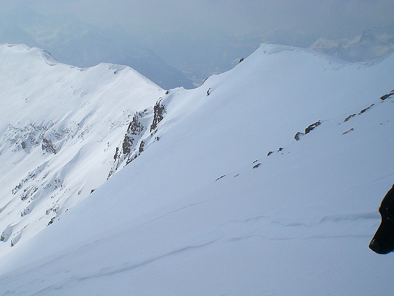 #9 petite Peyrolle : Du sommet, vue sur la crête de Serre des Aigles. Le Briançonnais est sous la brume. petite Peyrolle : Du sommet, vue sur la crête de Serre des Aigles. Le Briançonnais est sous la brume.
