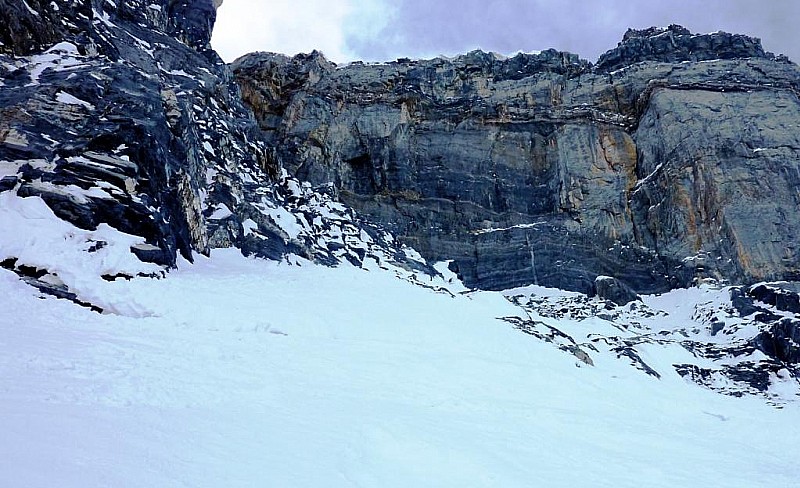 #13 Couloir de la Mitraille : La rimaye passe à gauche sur la neige collée au rocher. Après notre passage,il reste une seule bonne marche! Couloir de la Mitraille : La rimaye passe à gauche sur la neige collée au rocher. Après notre passage,il reste une seule bonne marche!