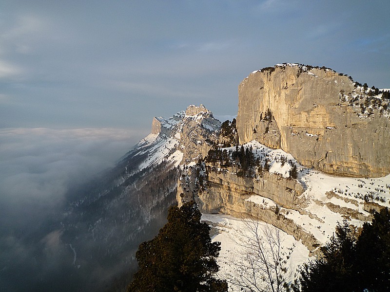 #4 Nuageux : La brume donnait quelques beaux reflets changeants à la muraille Nuageux : La brume donnait quelques beaux reflets changeants à la muraille