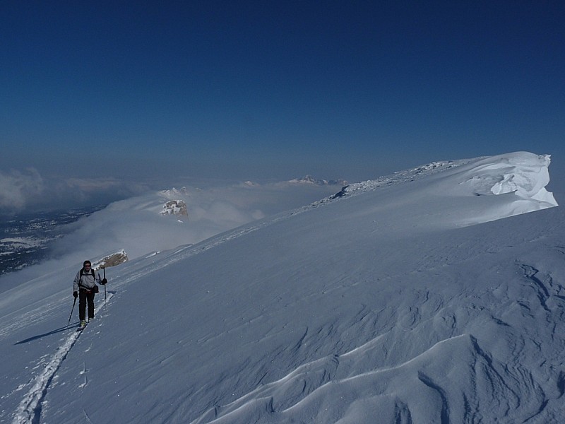 #5 Arrivée au sommet : avec les crêtes qui jouent à cache cache avec les nuages. Arrivée au sommet : avec les crêtes qui jouent à cache cache avec les nuages.