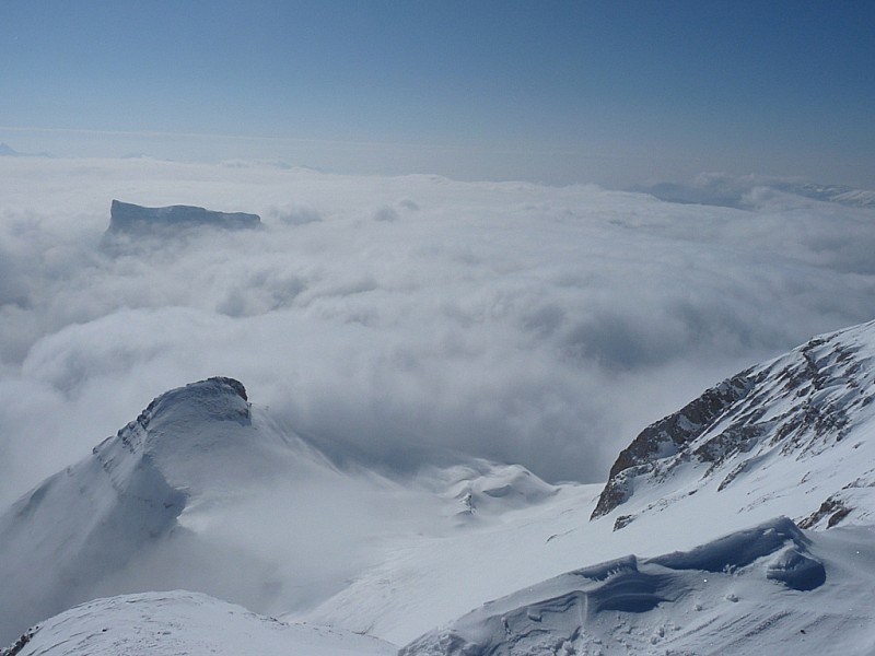 Le Mont Aiguille : l'Aiguillette et le départ de la descente sud est.