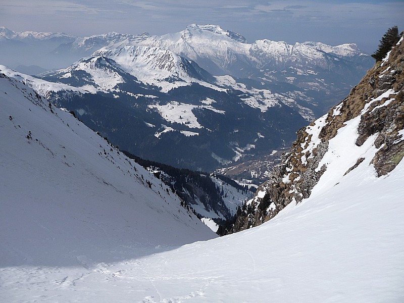 #4 chauchefoin : la partie large et pas raide du couloir vue depuis la jonction avec le coillu .il est 11h30 la rive droite est déja au soleil. chauchefoin : la partie large et pas raide du couloir vue depuis la jonction avec le coillu .il est 11h30 la rive droite est déja au soleil.