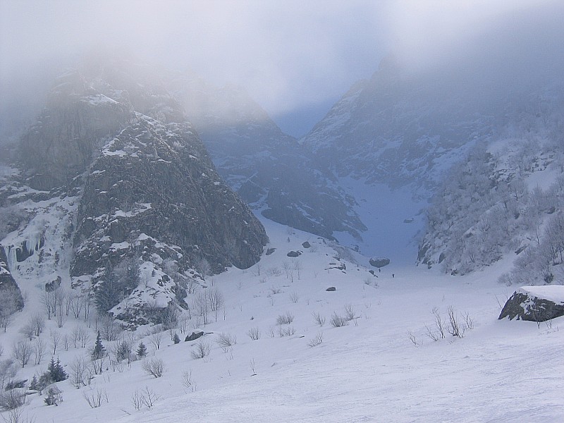 #1 couloir du Pertuis : Mes deux prédécesseurs ont déjà quitté les skis couloir du Pertuis : Mes deux prédécesseurs ont déjà quitté les skis