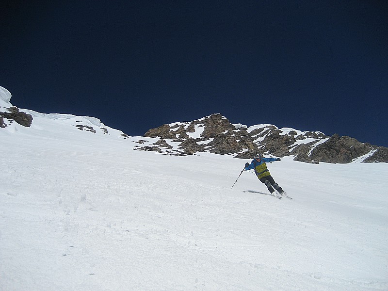 #11 Col S de la Grande Balmaz : Gilles en action. On voit au dessus la sortie de droite par laquelle un surfeur est descendue aujourd Col S de la Grande Balmaz : Gilles en action. On voit au dessus la sortie de droite par laquelle un surfeur est descendue aujourd'hui.