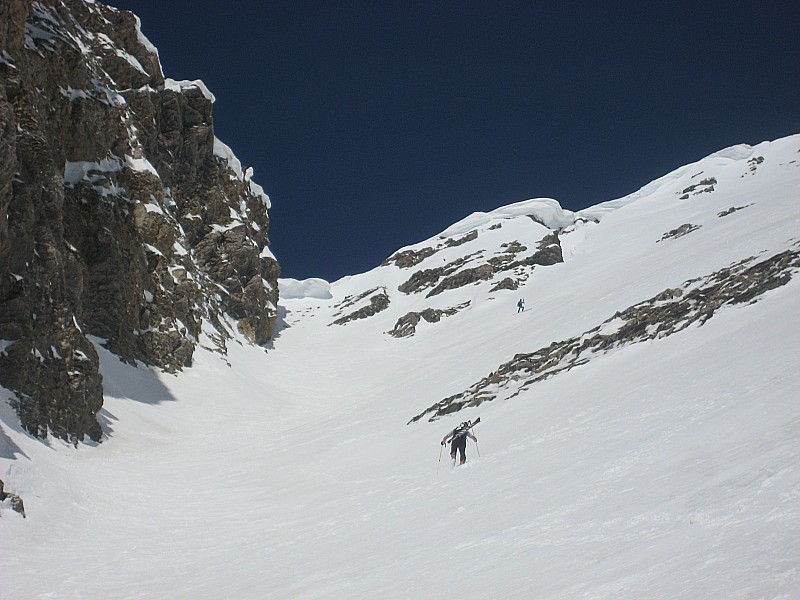 #9 Col S de la grande Balmaz : Arrivée au col (à gauche). La sortie de droite, plus raide est en bonne condition. Col S de la grande Balmaz : Arrivée au col (à gauche). La sortie de droite, plus raide est en bonne condition.