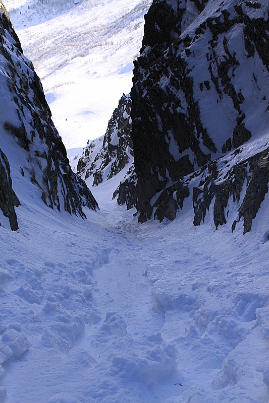 #6 Le couloir : Bien goulotté au milieu et on voit la neige briller... Le couloir : Bien goulotté au milieu et on voit la neige briller...