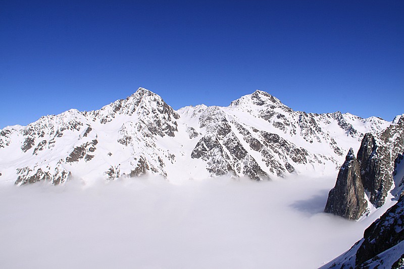 #10 Au-dessus du brouillard : Il fait beau au-dessus du brouillard Au-dessus du brouillard : Il fait beau au-dessus du brouillard