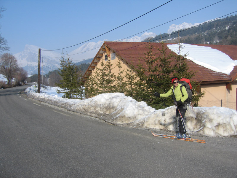 #20 Auto-stop : Pour le stop, les skis sont moins efficaces que la mini-jupe... Auto-stop : Pour le stop, les skis sont moins efficaces que la mini-jupe...