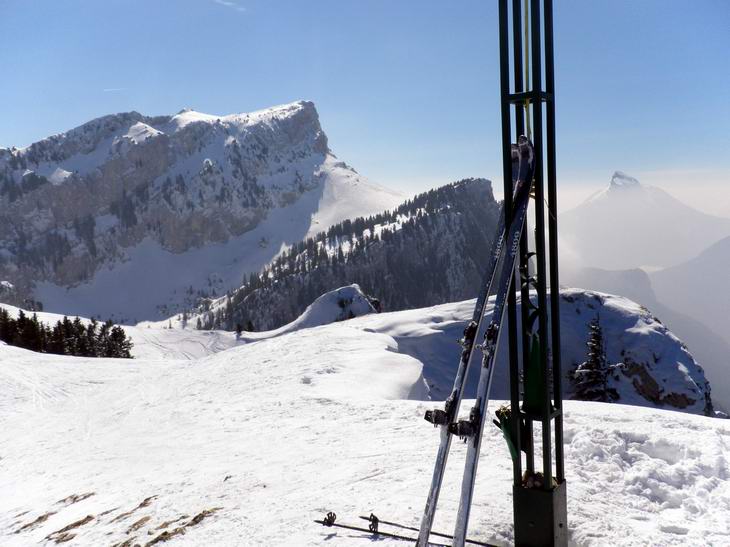 #3 La croix du Petit Som : avec vue sur le premier sommet de la journée La croix du Petit Som : avec vue sur le premier sommet de la journée