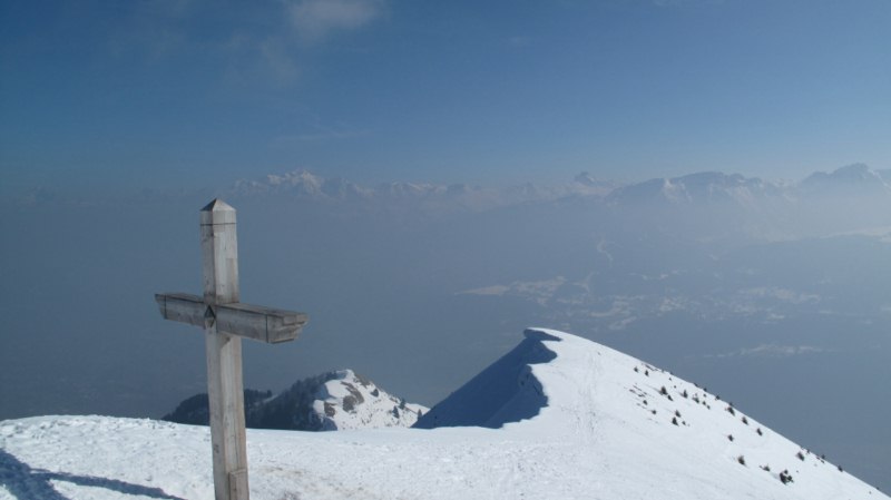 #3 Vue du sommet : Le Mont Blanc sur fond de brume en vallée Vue du sommet : Le Mont Blanc sur fond de brume en vallée