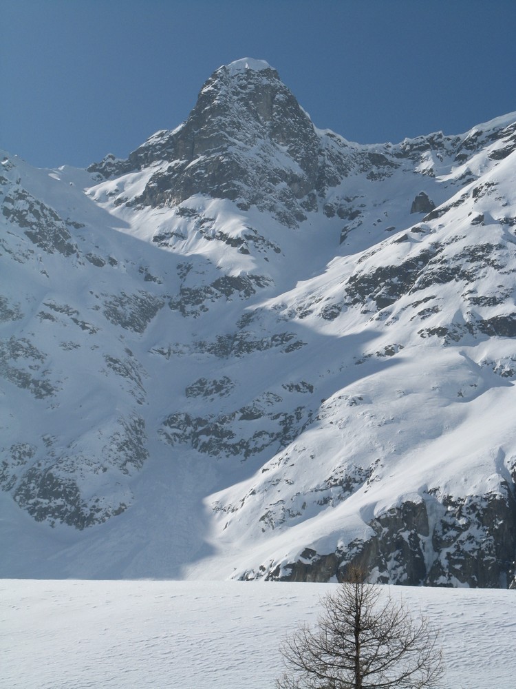 #13 Aiguille de la Loriaz : Vu des traces dans le couloir à gauche de l Aiguille de la Loriaz : Vu des traces dans le couloir à gauche de l'Aiguille de la Loriaz