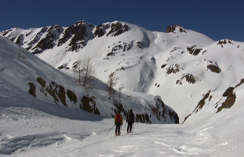 On arrive près du refuge de Vens, Crête de Tortisse et son Collet sur la droite en A/R plan.