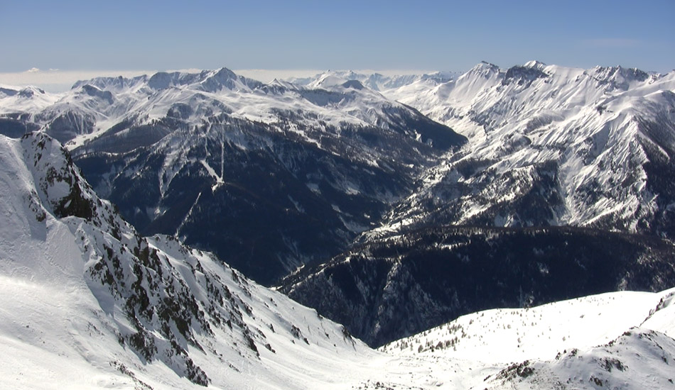 Magnifique vue à 360°, le vallon de Demandols et la station d'Auron sur le gauche, la Cime de Pal sur la droite au centre



