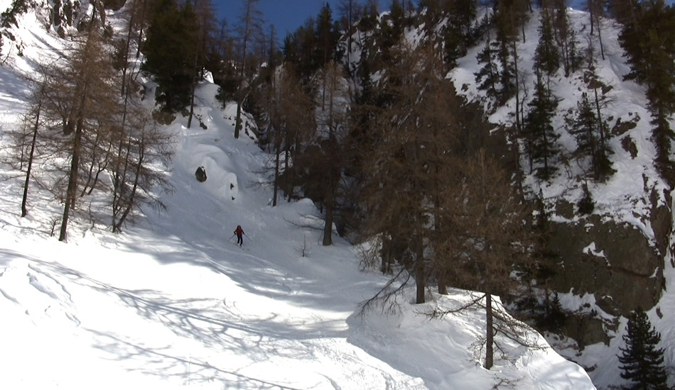 Pentes raides mais stable sous le verrou du dernier Lac, on est resté sur le versant NO pour éviter les pentes exposées en neige lourde chauffées par le soleil