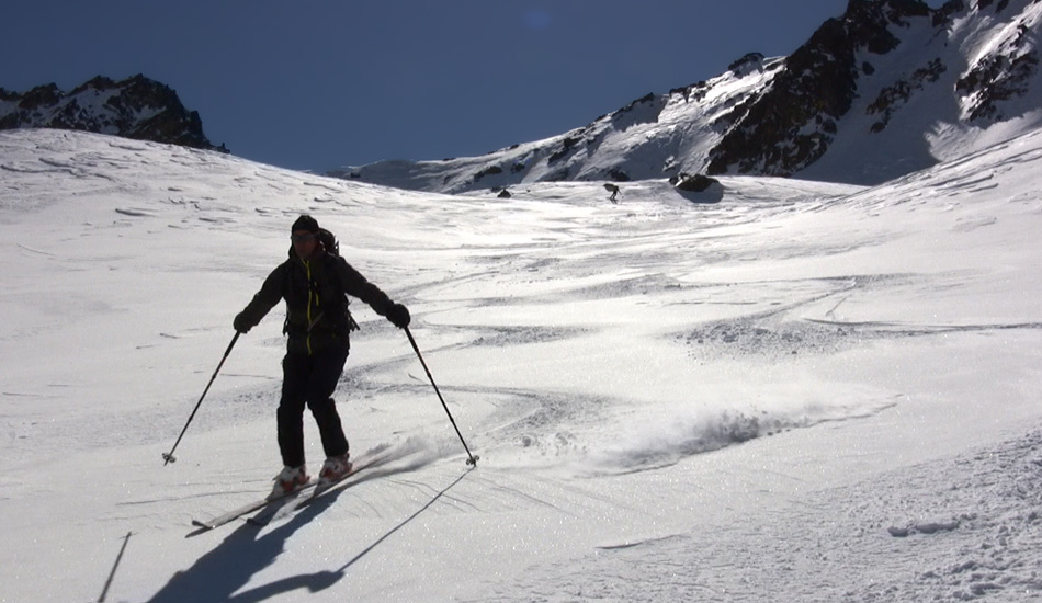 Bonne poudre tassée en versant nord sur le haut de la descente vers les lacs de Vens