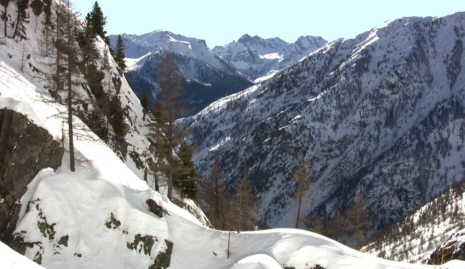 Vers le bas du vallon de Vens, le groupe Fort Carra au fond au centre