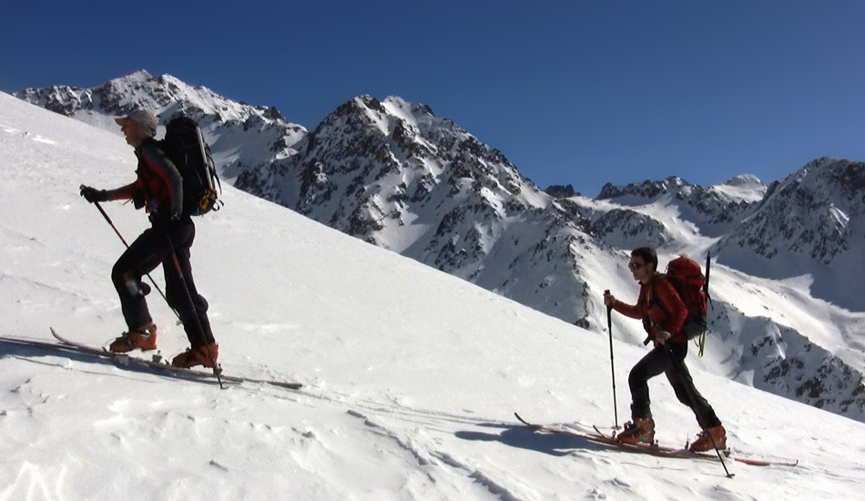 Patrick et Dominique sur un bon rythme, sur fond de Ténibre