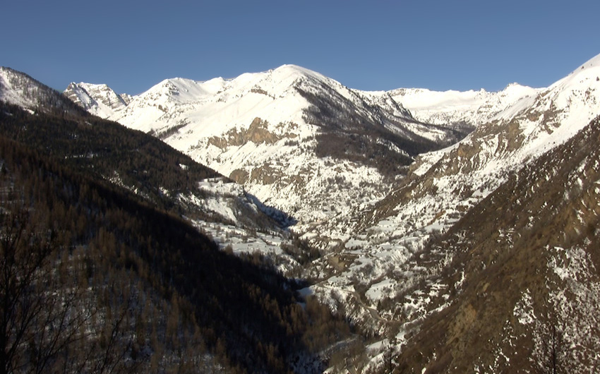 Départ en face de la valleée de Saint Dalmas le Selvage, La Croix Carlé /Pra de Gazé juste au centre
