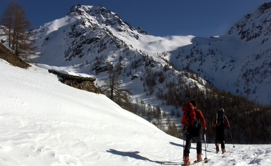 Granges de Claï haut et le vallon des Lacs Marie