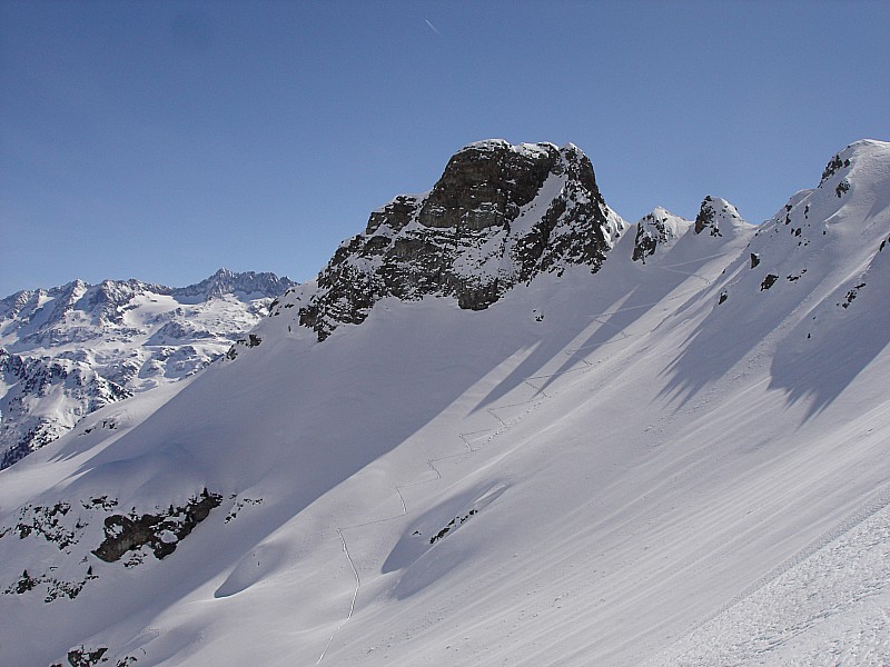 combe au S du lac : belle combe et belle trace, derrière ça rebascule vers le lac de Belledonne