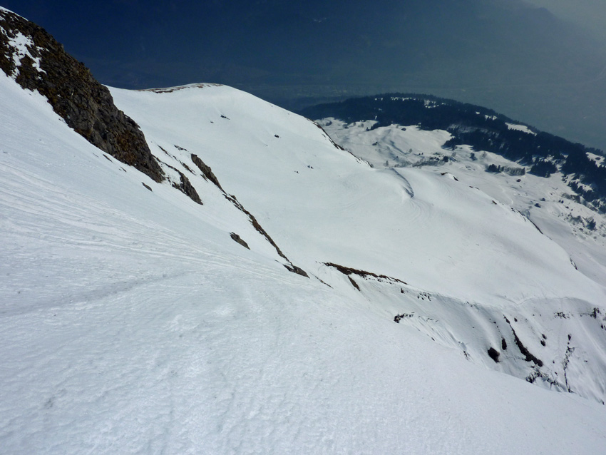 #11 Quatre Tête couloir SE : Pente sous le couloir, encore un peu raide et surtout toujours expo, il y a une belle barre à droite. Quatre Tête couloir SE : Pente sous le couloir, encore un peu raide et surtout toujours expo, il y a une belle barre à droite.