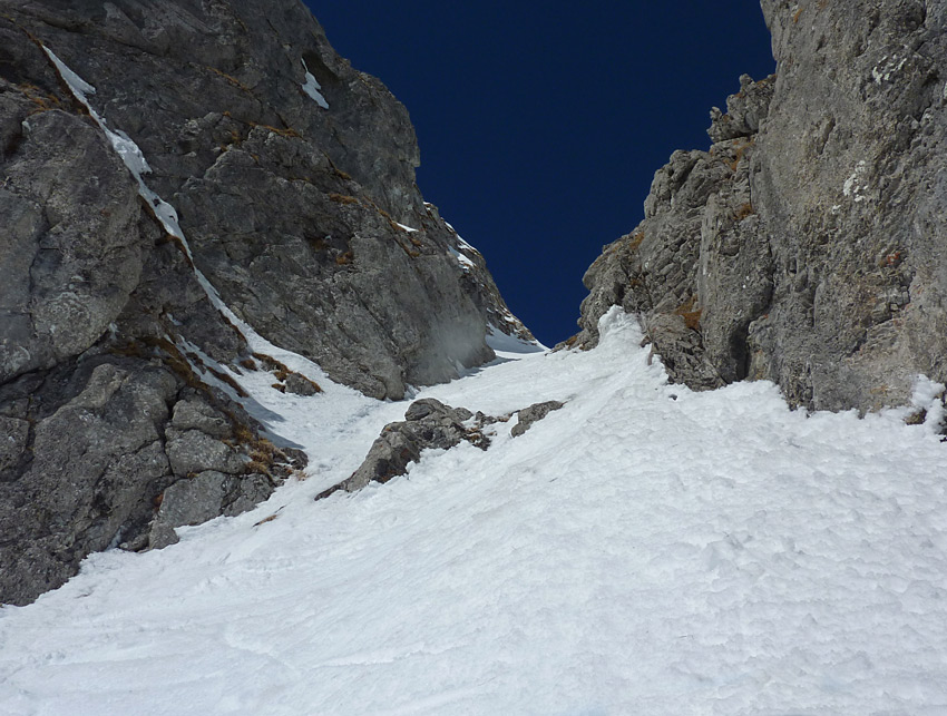 #9 Quatre Tête couloir SE : La 3eme étroiture ... ça passe. Quatre Tête couloir SE : La 3eme étroiture ... ça passe.