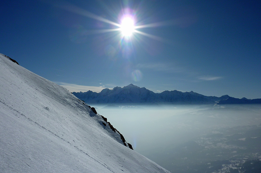 #3 Quatre Tête couloir SE : Traversée au-dessus des barres pour rejoindre les pentes suspendues sous les Quatre Têtes. Quatre Tête couloir SE : Traversée au-dessus des barres pour rejoindre les pentes suspendues sous les Quatre Têtes.