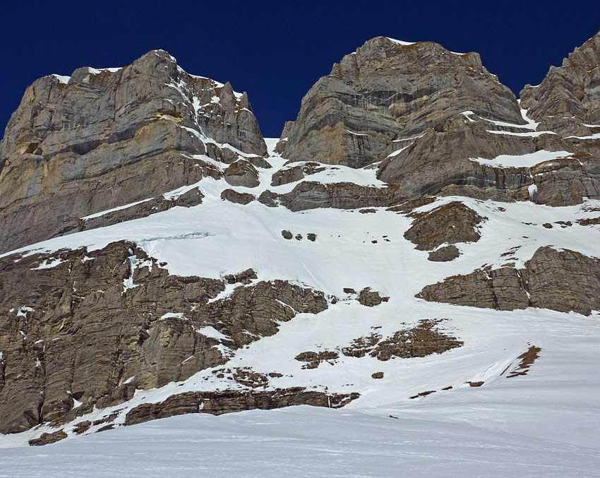 #12 Quatre Tête couloir SE : Le couloir vu des pentes suspendues. Quatre Tête couloir SE : Le couloir vu des pentes suspendues.