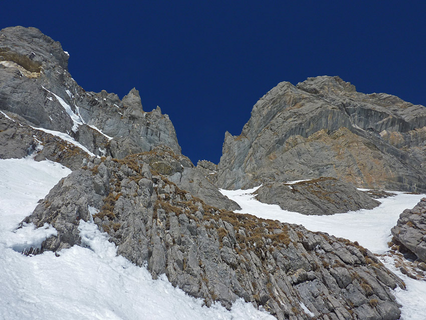 #10 Quatre Tête couloir SE : Les rochers qui barrent le bas du couloir, ça passe à gauche. On voit à droite le couloir qui s’enfile entre les barres rocheuses. Quatre Tête couloir SE : Les rochers qui barrent le bas du couloir, ça passe à gauche. On voit à droite le couloir qui s’enfile entre les barres rocheuses.