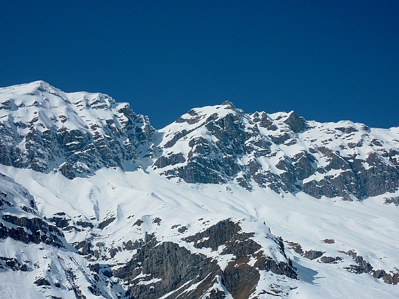 #9 Tête Pelouse couloir Sud : Vue d Tête Pelouse couloir Sud : Vue d'ensemble. Couloir Sud du col de Bellachat au centre. Face Sud de Tête Pelouse à droite