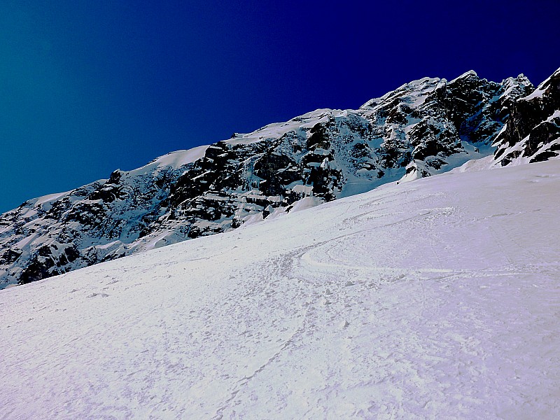 #8 Tête Pelouse couloir Sud : Dans les pentes du bas. Moquette à poil long. Tête Pelouse couloir Sud : Dans les pentes du bas. Moquette à poil long.