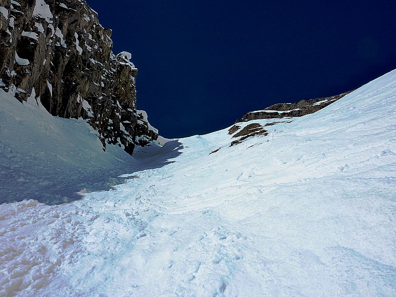 #5 Tête Pelouse couloir Sud : Haut du couloir. Montée à gauche à l Tête Pelouse couloir Sud : Haut du couloir. Montée à gauche à l'ombre.Descente dans les contrepentes à droite au soleil