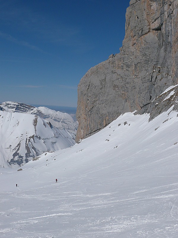 #9 combe des verts : descente tranquille sous la paroi de Gramusset , dans une neige restée encore bien froide ; pour l combe des verts : descente tranquille sous la paroi de Gramusset , dans une neige restée encore bien froide ; pour l'escalade, on reviendra un peu plus tard...
