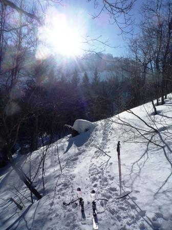 #2 à la sortie de la forêt : On met les couteaux. la neige est dure ce matin à la sortie de la forêt : On met les couteaux. la neige est dure ce matin
