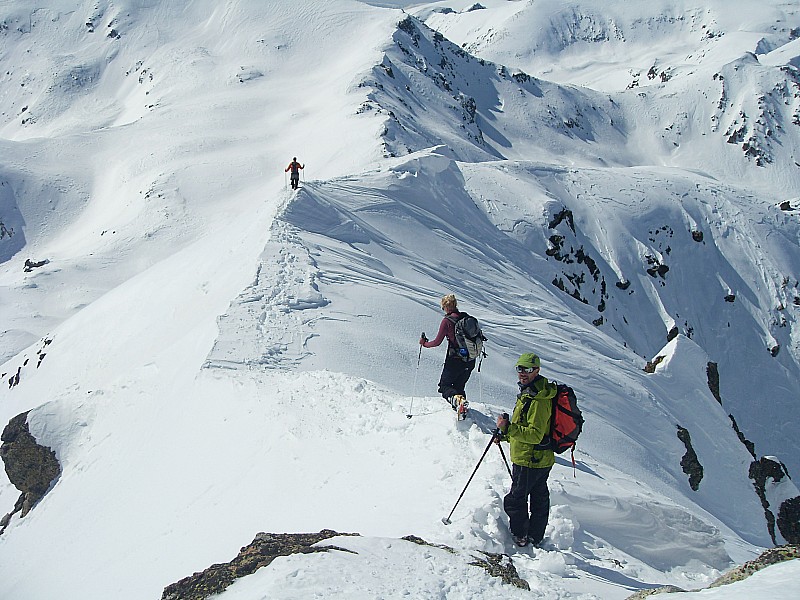 Arrete sommitale : de retour vers les skis.
prudence : il s'agit de pas glisser, ni à gauche, ni à droite.