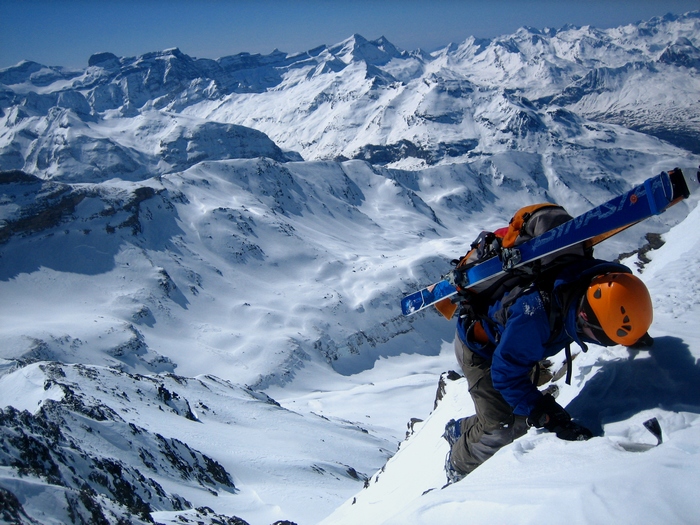 #5 Couloir de Lentilla : Jérôme prend la pose à la sortie du couloir devant le cirque de Gavarnie Couloir de Lentilla : Jérôme prend la pose à la sortie du couloir devant le cirque de Gavarnie