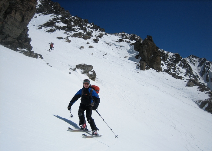 #8 Couloir de Lentilla : descente tous les 4 du couloir en neige correcte mais sans plus Couloir de Lentilla : descente tous les 4 du couloir en neige correcte mais sans plus